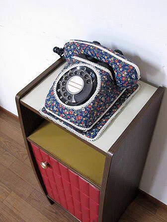 平成「スマホカバー」＝昭和「黒電話の布カバー」なんじゃないかな