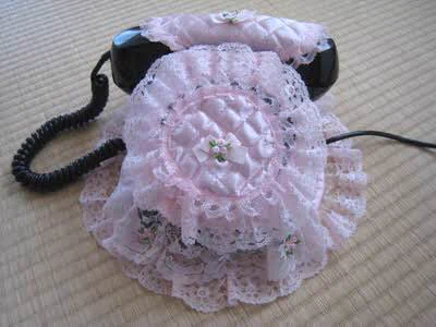 平成「スマホカバー」＝昭和「黒電話の布カバー」なんじゃないかな