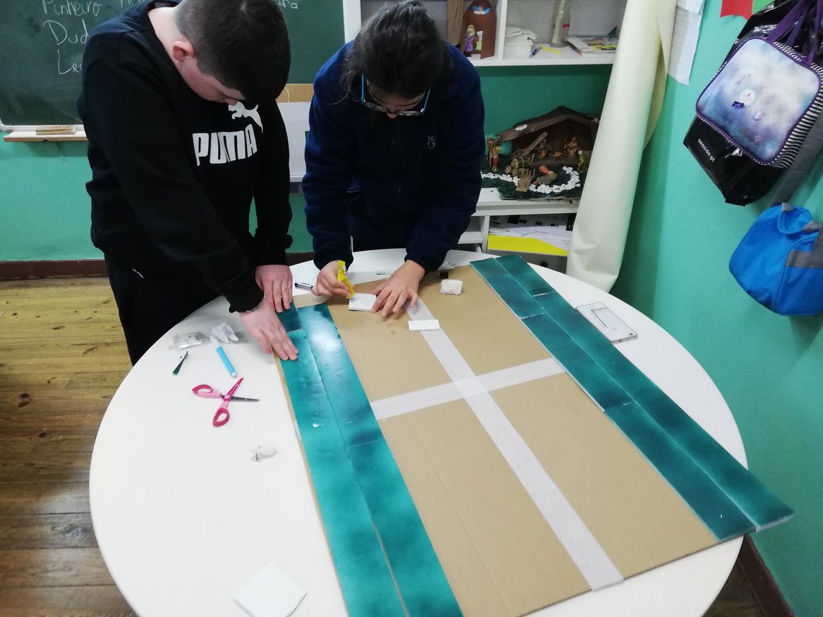 Franner6thclass's tweet image. Day 3: A full day in school, the boys worked all day in new groups with Portuguese students learning how to work collaboratively and autonomously on a landscape based project that was self-directed child centred learning @EUErasmusPlus @Leargas #franner #ErasmusPlus