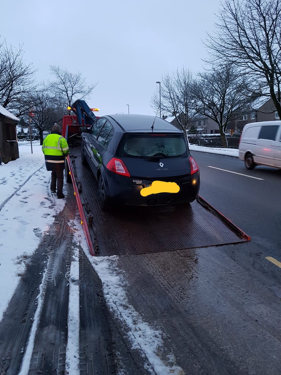 While on patrol yesterday afternoon PD Tallys handler checks a car and finds driver is not insured and doesn't have a driving licence. He was on his way to walk his dog in the snow in the High Peak. Had to catch train home instead! #costlydogwalk #noinsurancenocar