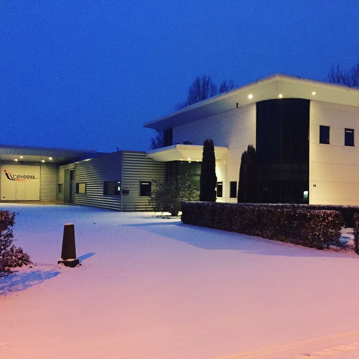 De witte wereld bij Lopharm. Code rood buiten, code groen binnen. 😉 Kom gerust binnen. 😃

PS De warmtebroeken zijn op voorraad. Zie: lopharm.nl/product/mcdavi…

#sportverzorging #voetverzorging, #bhv #ehbo