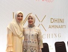 Sahabat! Melihat kegiatan istri dari Pak <a href="/sandiuno/">Sandiaga Salahuddin Uno</a> yuk yang kemaren menghadiri acara Launching baju Dhini Aminarti , ya ampun awet muda banget ya ibu Nur Asia Uno <a href="/nurasiauno/">Nur Asia Uno</a> enggak beda jauh loh sm kak Dhini #SahabatSandiUno