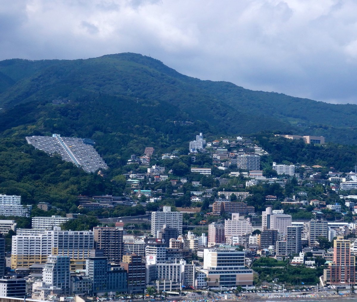 斜面に建てられたマンションは見てるだけでワクワクが止まらない これはエモい 近未来感ある Togetter 斜面に建てられたマンションは見てるだけでワクワクが止まらない これはエモい 近未来感ある Togetter