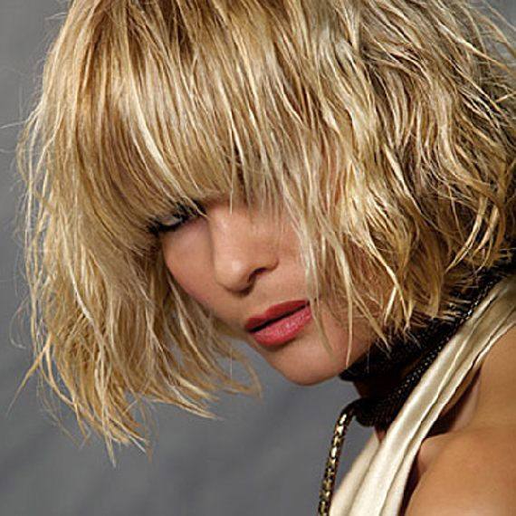 Прическа мокрые волосы. Мокрое каре. Мокрое каре. Кин кардашян. Биозавивка на каре.