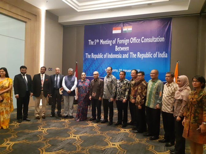 Kemlu_RI's tweet photo. 1. RI-India co-host the 5th Foreign Office Consultation (FOC), led by Director-General Aspasaf Desra Percaya &amp; Sec (East) MEA India, Vijay Thakur Singh, discussing the implementation of comprehensive partnership in,among others:politics, economy and people-to-people contact https://t.co/TDVxcyqFOD