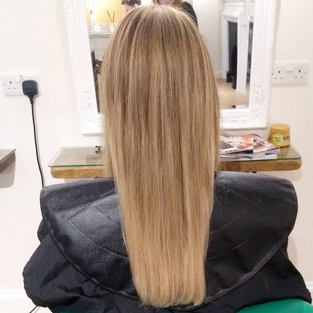 Transformation on the lovely Hannah. Full head highlights and a wet cut 😍 

#transformationtuesday #colourtransformation #fullheadhighights #blonde #blondehair #tomashley #Hertford #salon