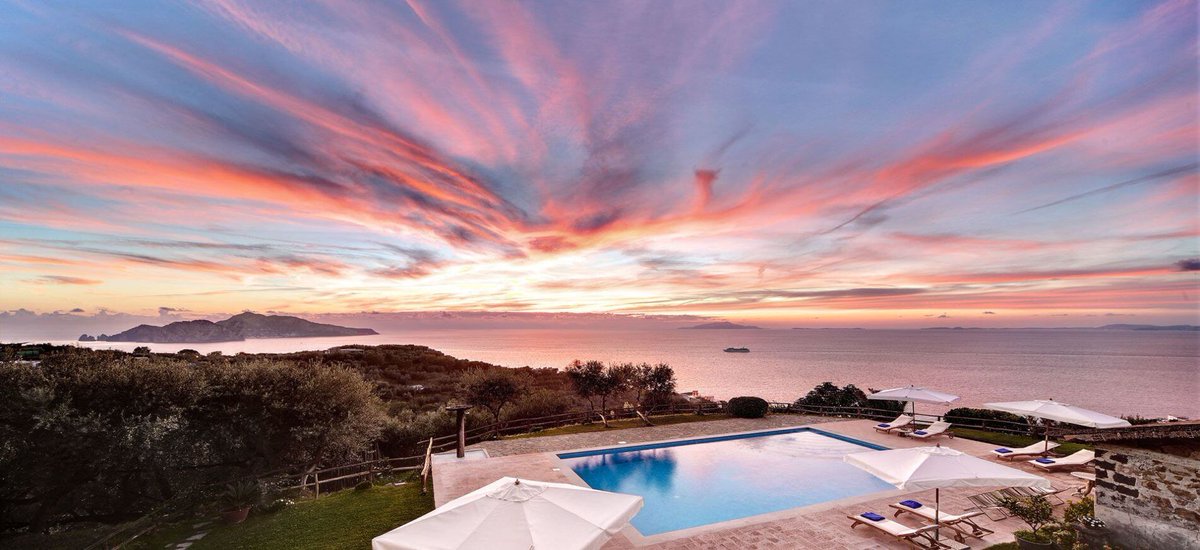 #january23 it's not the greatest time to visit #Sorrento, #Italy but it's the best time to book dream villas for your #holiday at the lowest price and liking period!
🏡 --> feelingitaly.com 
#January2019 #travel #vacation #travelling #TTOT #RTW #SMTravel #AmalfiCoast