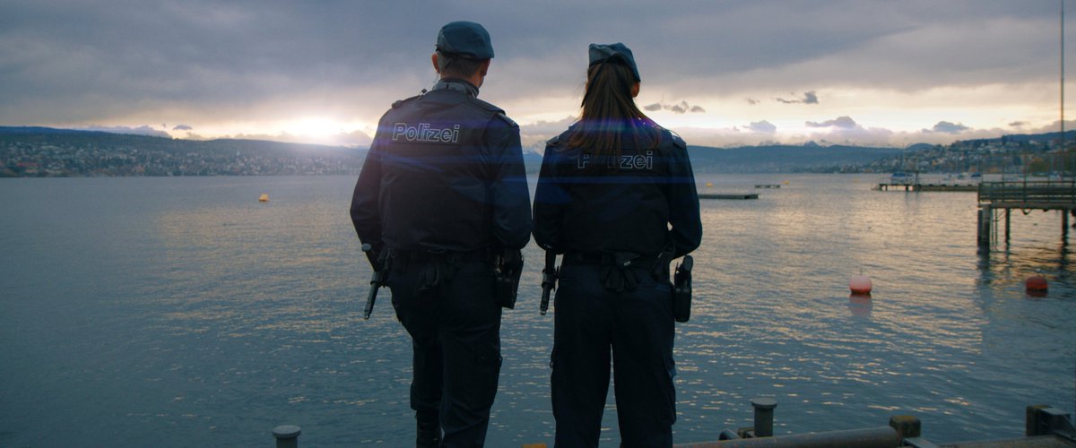 StadtpolizeiZH's tweet photo. Film ab: Heute feiert unser neuer Imagefilm online Premiere! 🎬 Mit berührenden und gleichzeitig kraftvollen Bildern wollen wir euch das vielfältige Arbeitsumfeld der Stadtpolizei näher bringen. Was haltet ihr davon? Link zum Film: https://t.co/x3kwRCMq3Z ^ba https://t.co/6ooRvlUlQ6