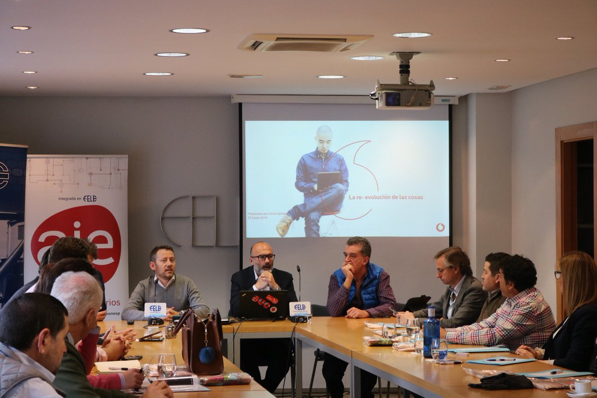 feleleon's tweet photo. Esta mañana celebramos en nuestras oficinas el desayuno Tecnológico 'La re-evolucion de las cosas' con @vodafone 
El Internet de las cosas es el futuro para empresas, empleados y clientes. 📲
#empresas #tecnologia #economia #internet #leonesp https://t.co/ltOpTCR1c5