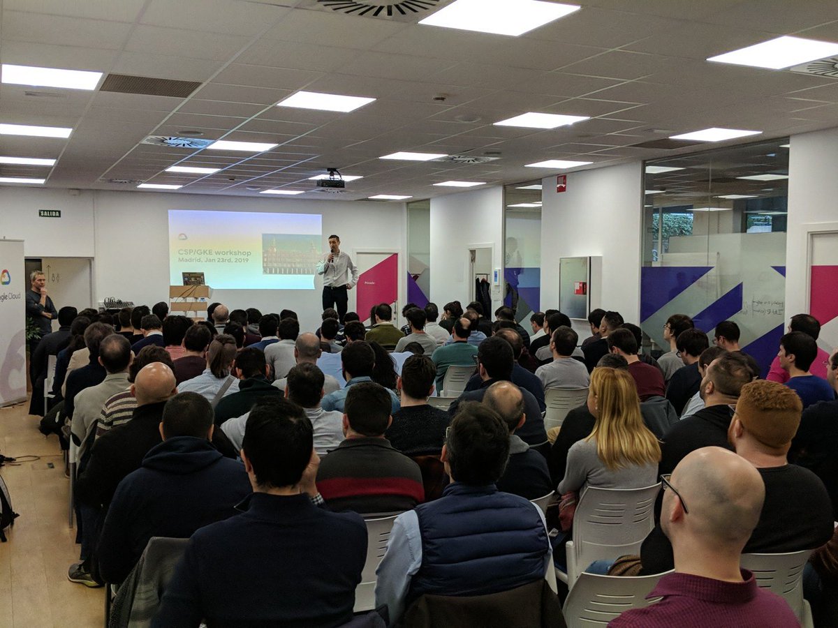 jamarmu_es's tweet photo. Cuando @rafaelsf80 dijo "y si hacemos un evento de #Kubernetes" no sé si pensaba en esto #salallena ... Está claro que los #Contenedores están de moda #GCPRocks @googlecloud https://t.co/HyUKjWk1Fq