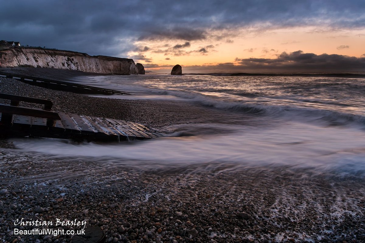 BeautifulWight's tweet photo. Dramatic skies and stormy seas at Freshwater Bay this morning.  @FLifeboat @FreshwaterRed https://t.co/fUxAkYkKmD