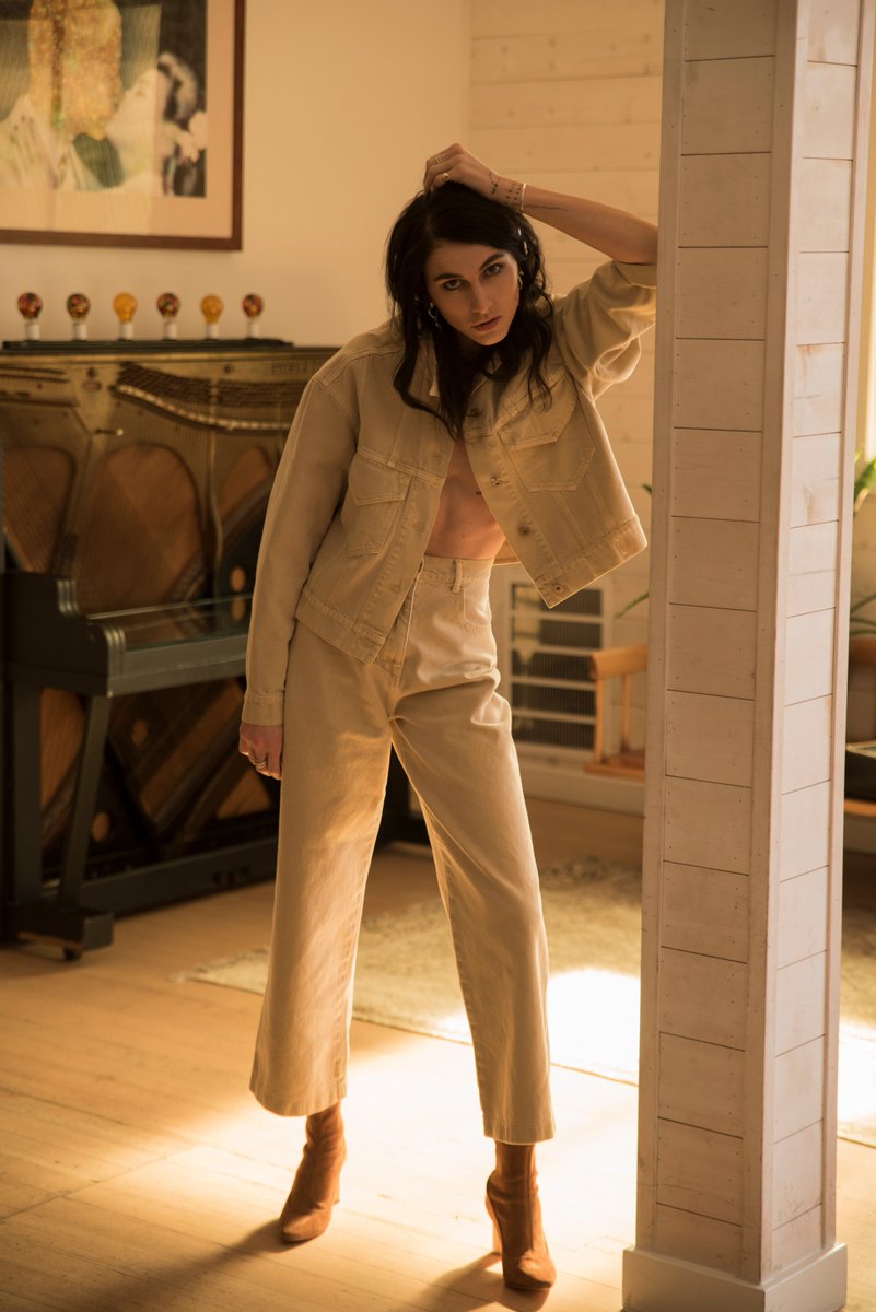 16 vaqueros, 28 tatuajes y unas botas. La tercera entrega de los #7días7looks de <a href="/LangleyFox/">Langley Fox</a> va de números: vogue.es/moda/tendencia…