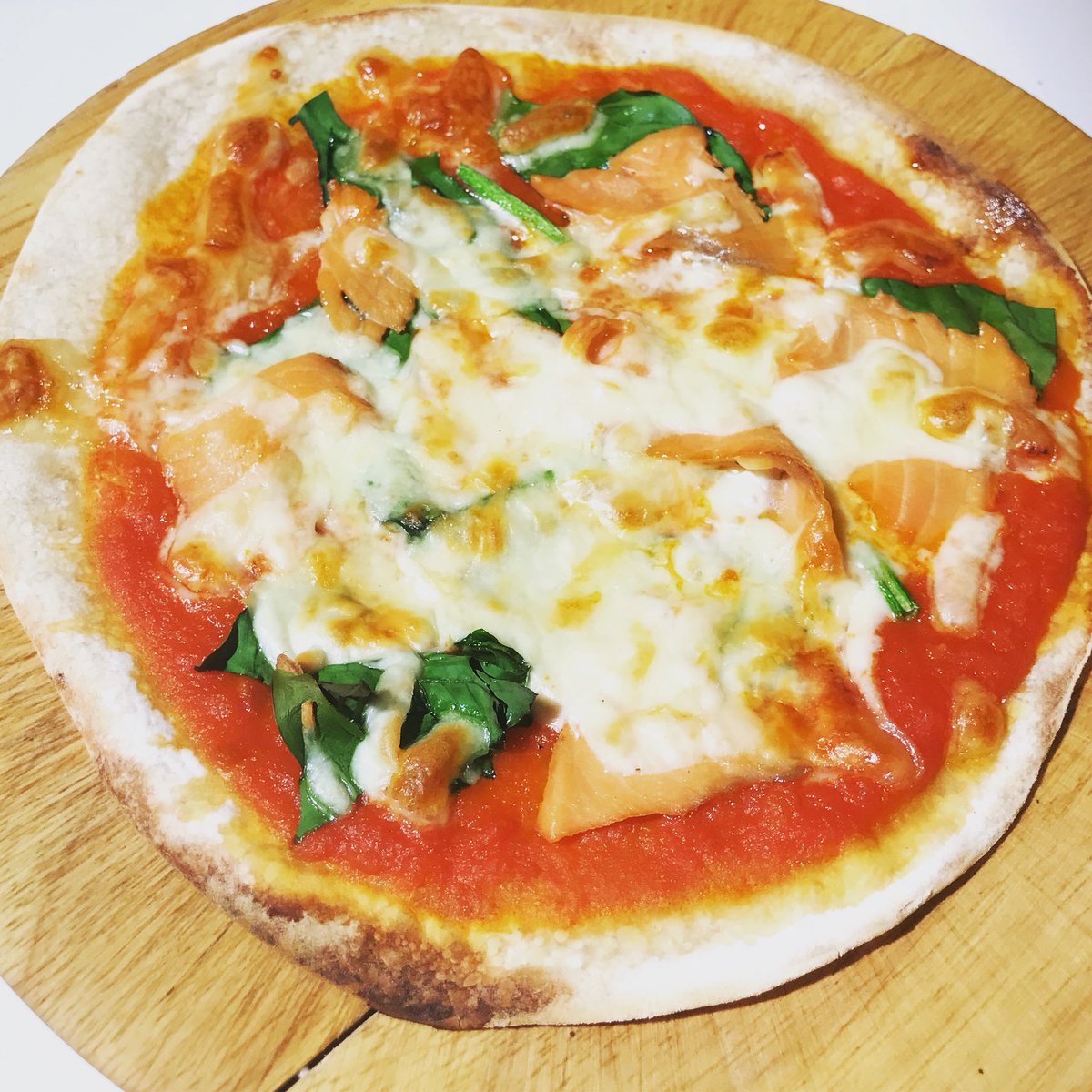 O Xrhsths 小皿イタリアン 生パスタ 5感 西荻窪店 Sto Twitter こんばんは 5感です 本日も五感元気に営業中です 写真は サルモーネ ピザです トマトソースに ほうれん草 スモークサーモンと たっぷりのチーズの濃厚なピザです メニューにはないです