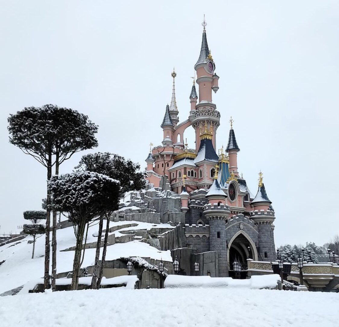 GossipRoomOff's tweet photo. Disneyland Paris sous la neige 🤩☃️ https://t.co/rzEYuDPnZP