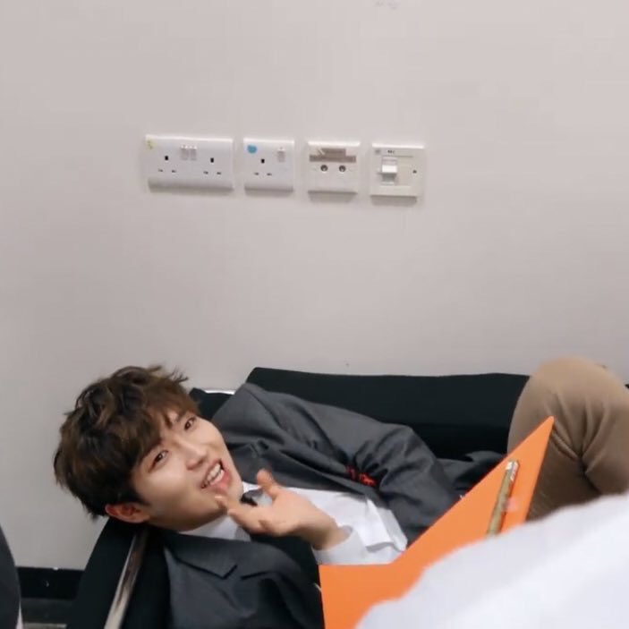 meandmyhwan_'s tweet photo. นี่แบบหมาในกล่องชัดชัดเรย https://t.co/QHQiErZiqr