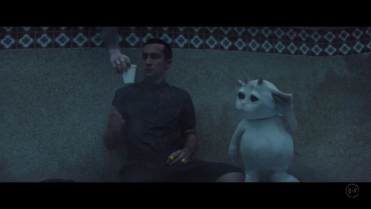 __clancy___'s tweet image. Guys I think that this hand is from a bishop because if he has his arm black. It doenst look like Josh's hand so...