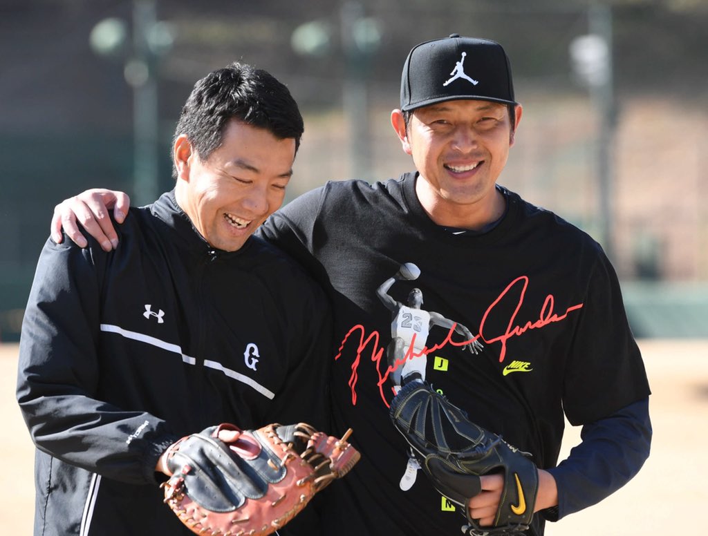 日刊スポーツ 巨人担当 同期入団の絆 99年 近鉄バッファローズ のドラフト２位 高木康成 現１軍サブマネージャー と同５位 岩隈久志 はグラウンドでじゃれ合う 撮影 山崎安昭