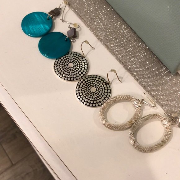 DistinctlyPosh's tweet photo. So good I had to share! Check out all the items I'm loving on @Poshmarkapp from @erinmcposhsome #poshmark #fashion #style #shopmycloset #glaze #pellemoda: https://t.co/NpLy5XCmca https://t.co/iW8b9MADso