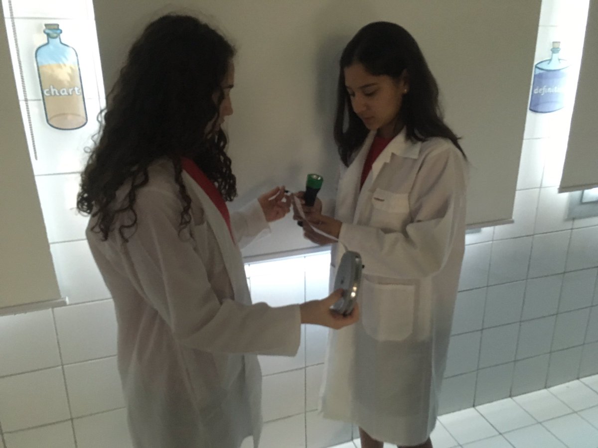 MsYasminsLab's tweet photo. Pupils from grade 9 designed their own lab to determine the relationship between distance and brightness of stars. Next, they will report their findings in a comprehensive lab report. #OICSscience #science #astronomy #stars https://t.co/GK63j8yLsD