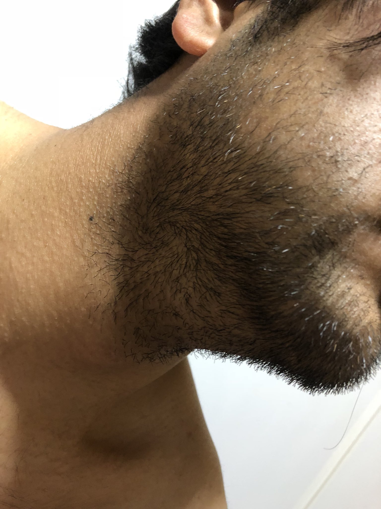 荒波を制する西原 出張に髭剃り持ってくの忘れて発見した ヒゲにつむじがあるのと首には影になる部分だけ生えるってことや 荒波を制する西原 出張に髭剃り持ってくの忘れて発見した ヒゲにつむじがあるのと首には影になる部分だけ生えるってことや