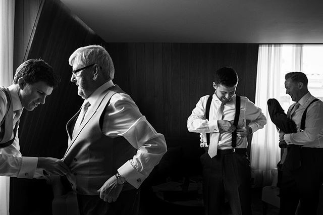 A scene from groom prep, something which can be overlooked in wedding photography. #londonwedding #groom #groomsmen #groomprep #reportageweddingphotography #weddingscene #documentary #smallmomentbigstory bit.ly/2AYBJUh