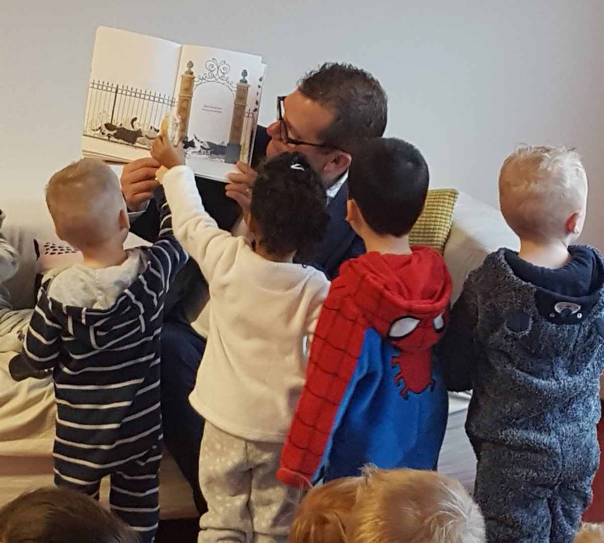 VOORLEESDAGEN HEERHUGOWAARD ° Bij kindcentrum Atalanta kwam wethouder John Does voorlezen! "De kinderen konden er geen genoeg van krijgen, dus heeft de wethouder nóg een boekje voorgelezen!". #voorleesontbijt #nationalevoorleesdagen #leesplezier #heerhugowaard