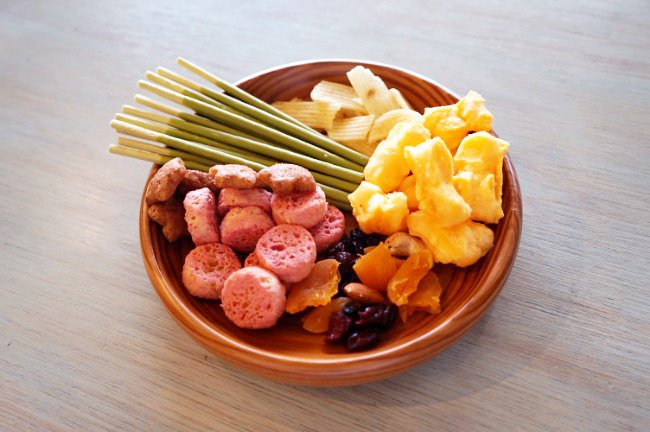 原宿 オモコロ名物企画 菓子盆選手権 を更新しました 今回はミスした部下を励ます上司盆です 怪物の上司も登場します 最強の 部下を励ますお菓子 チョイス王は誰だ 第12回 菓子盆選手権 T Co Rwvmvayjka T Co Hs1jgqkejs