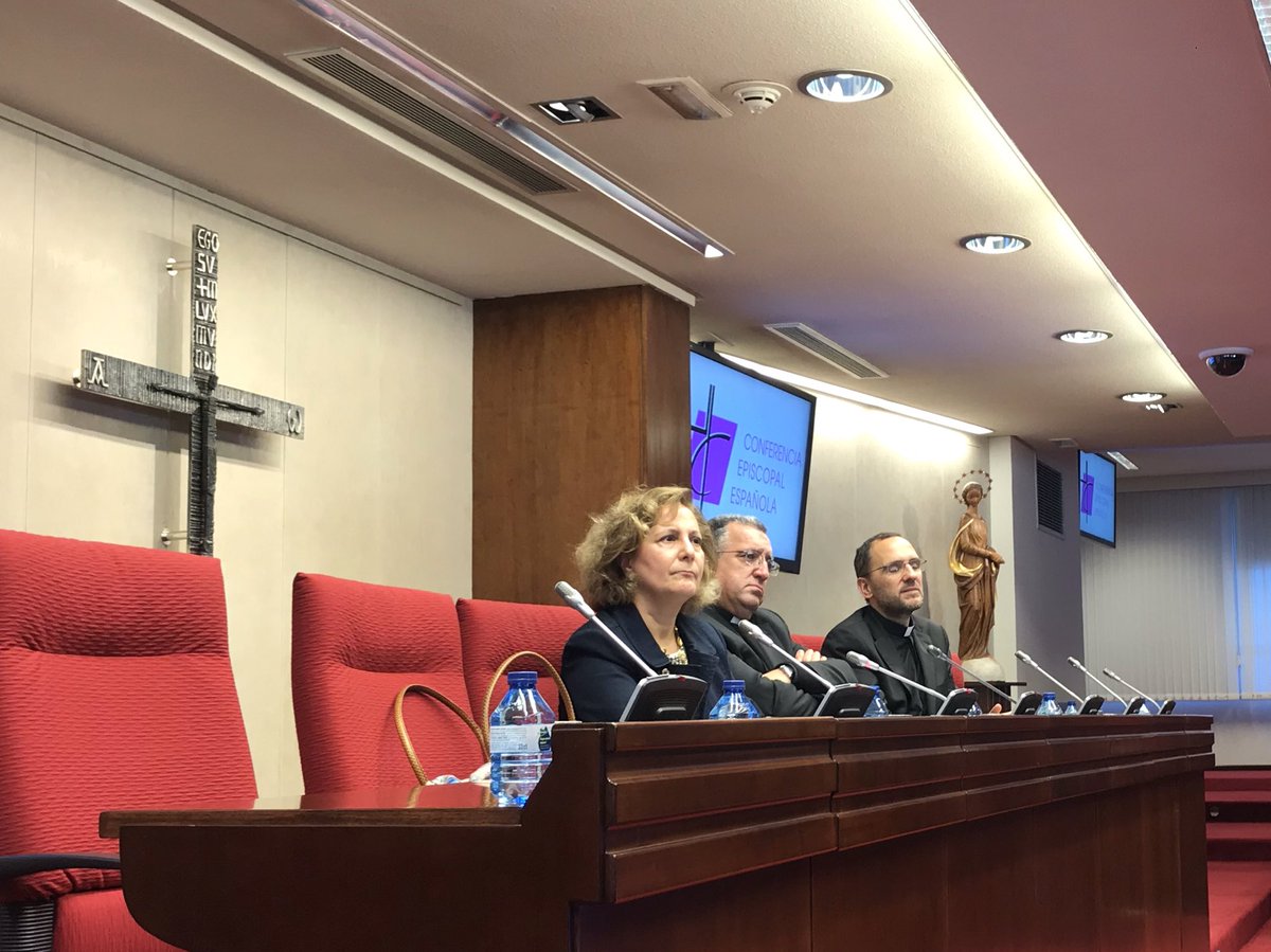 piniodista's tweet photo. «El periodista está en la sociedad. Y esta sociedad vive en tensión. [...] La tensión informativa vende», lamenta @ElsaGlezDiaz en la #AsambleaMCS de @Confepiscopal. Hoy recoge un merecido Premio ¡Bravo! por su carrera https://t.co/ocOizziwRY