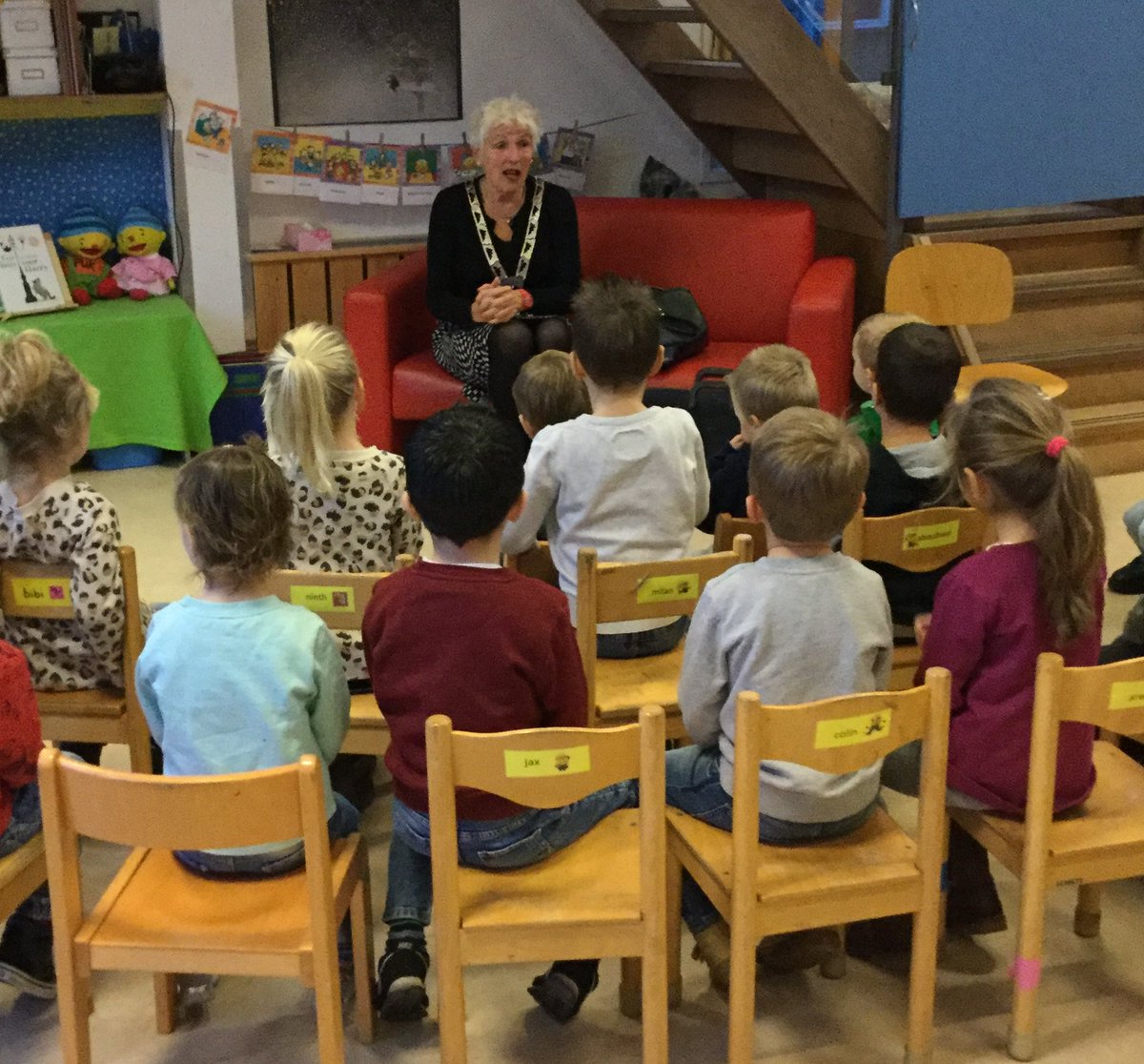 VOORLEESDAGEN EGMOND AAN ZEE * Voor de kinderen van POV De Zeesterretjes en de kleuters van obs de Driemaster liet burgemeester Hafkamp de kinderen meedoen en genieten met het boek "Een huis voor Harry". #voorleesontbijt #nationalevoorleesdagen #egmondaanzee #egmond