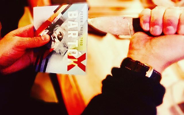 Difficult to open... 😁😅😎#petersarik #petersariktrio #bartok #bartók #belabartok #cd #jazzpiano #hungarianjazz bit.ly/2HnIKUi