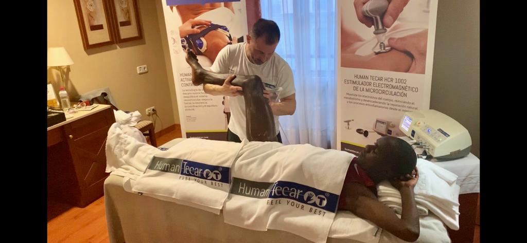 HumanTecarSpain's tweet photo. HumanTecar® a través de su colaborador @JavierGuerrafisioterapia tratando al campeón del @crossitalica @Kiplimo.jacob.754 en Sevilla! Gracias a todos por el buen trabajo #HumanTecar #HumanTecarSpain #fisioterapia #atletismo #crossitalica #rehabilitacion #hcr1002 #feelyourbest https://t.co/tvcNJ6qfPA
