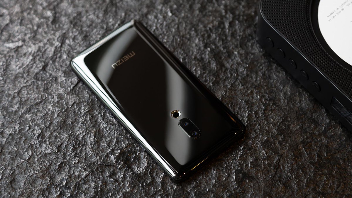 PhoneArena's tweet photo. Here are a few more real-life shots of the Meizu Zero -> https://t.co/1KkHeDHqKo
#holeless #buttonless https://t.co/Uz08NDaImE