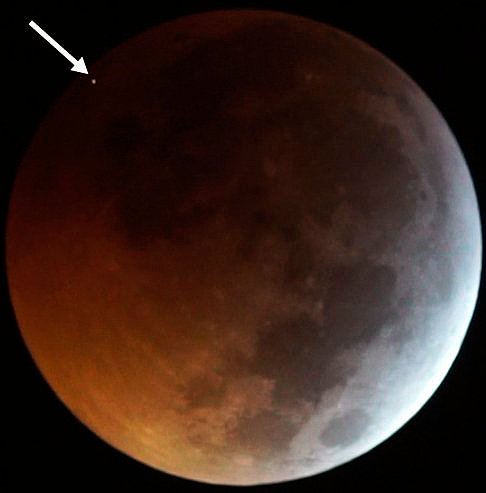 Al parecer, durante el eclipse de Luna del lunes, pudo observarse un impacto en la Luna... 
bit.ly/2R5ZbnS