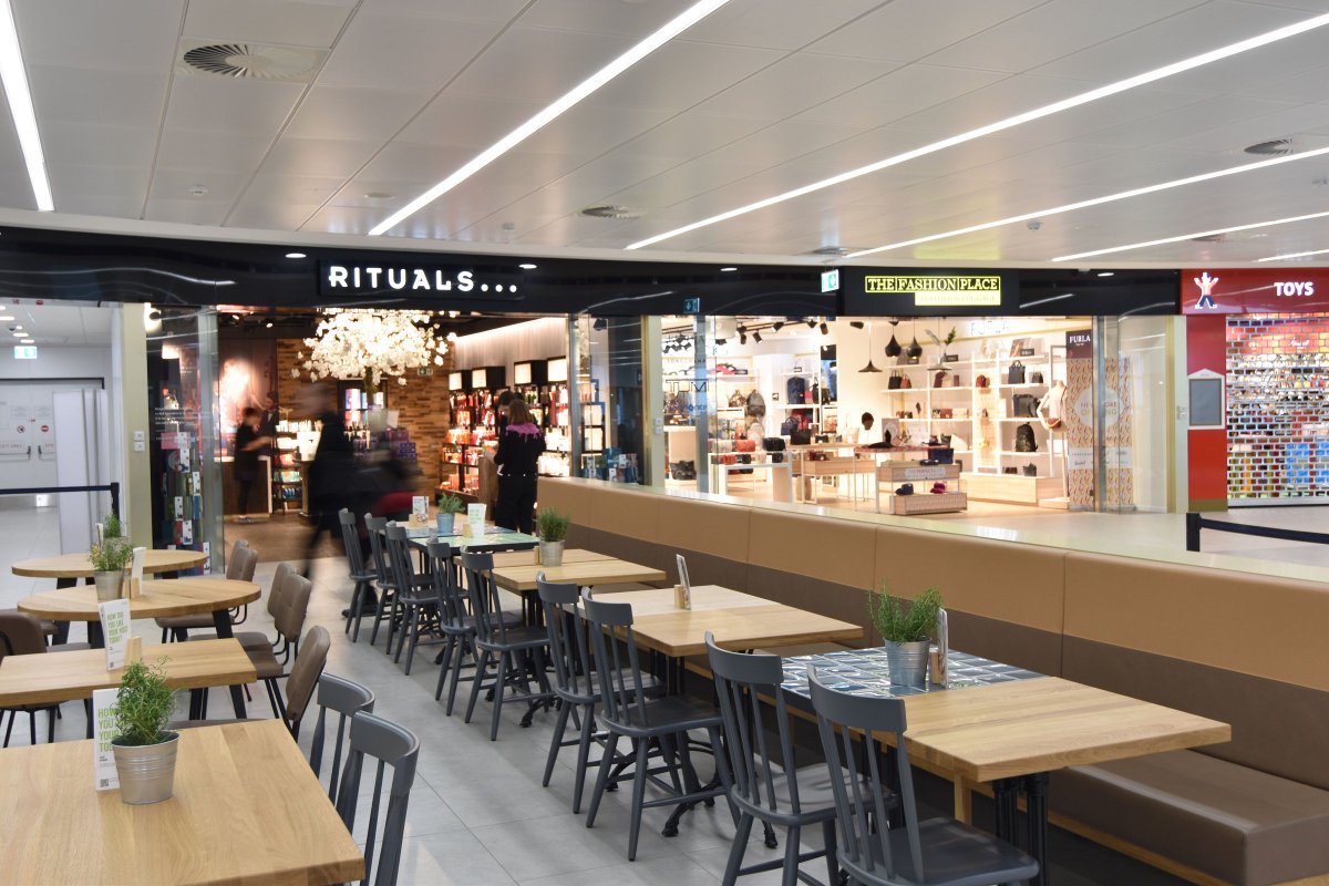 PragueAirport's tweet photo. Letiště Praha rozšiřuje komerční prostory, na Terminálu 2 otevírá novou zónu s obchody a restaurací. Můžete se těšit například na @Rituals, @HamleysToys, #MarcheMövenpick nebo #LagardereTravelRetail. Více v tiskové zprávě: https://t.co/GQYPYS3xFY https://t.co/GOIiTgoEiz