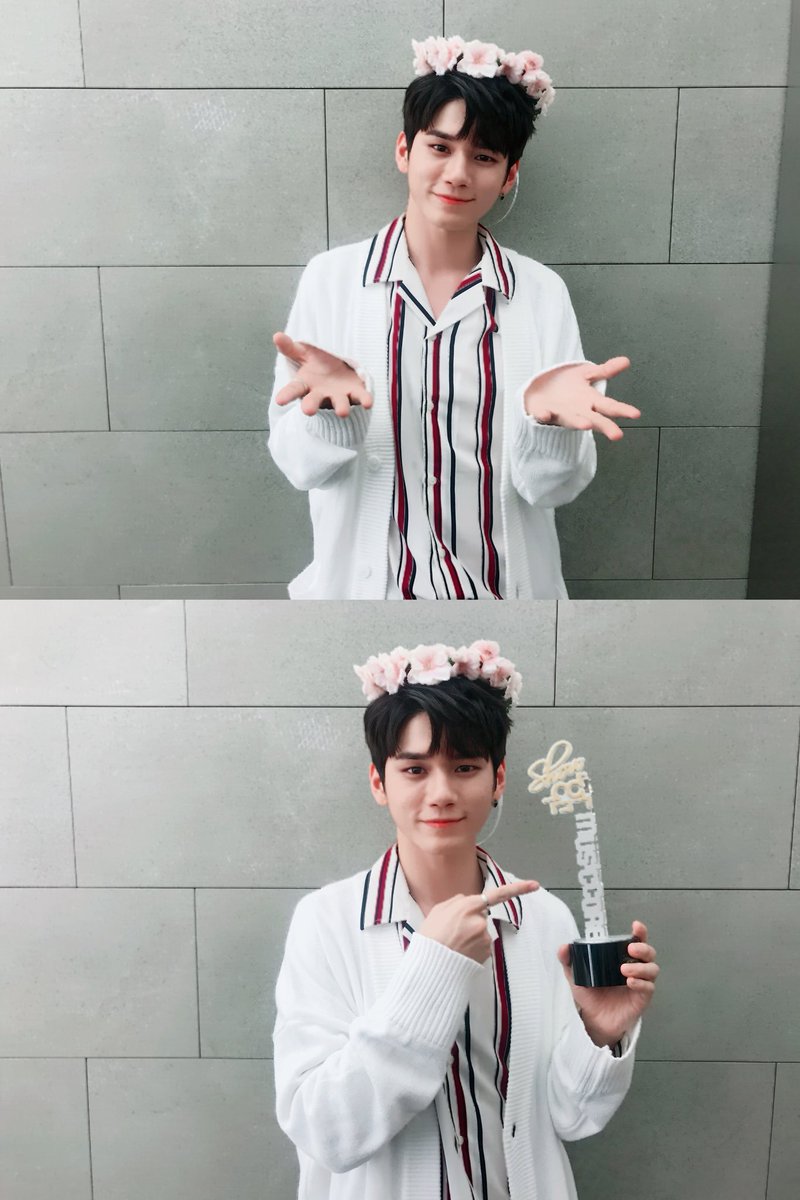 tbonwyW1's tweet photo. 180317 #워너원 #WannaOne
[#워너원데이/#WannaOne]

Today when spring began WannaOne won 1stplace on Music Coreฅ( ̳• ·̫ • ̳ฅ)♡ Were so thankful to our fans who created this flower road🌻🌼🌸 Thank u &amp; we love you💕 We promise we will be happier in the future💍
#IPromiseYou1stWin https://t.co/QVPG0qgxnT