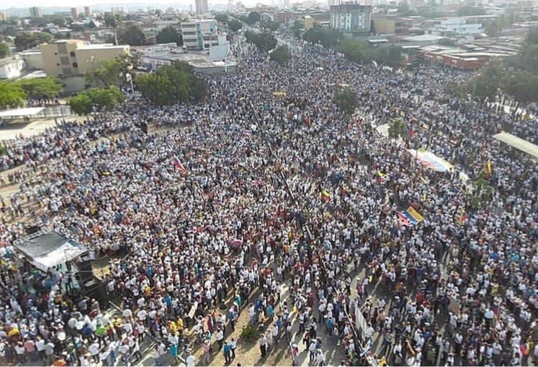 CaracasChron's tweet photo. #23E #Barquisimeto: Hundreds of protesters gather in front of the Cathedral, expressing their discontent against Maduro. https://t.co/LMNUEmjodh