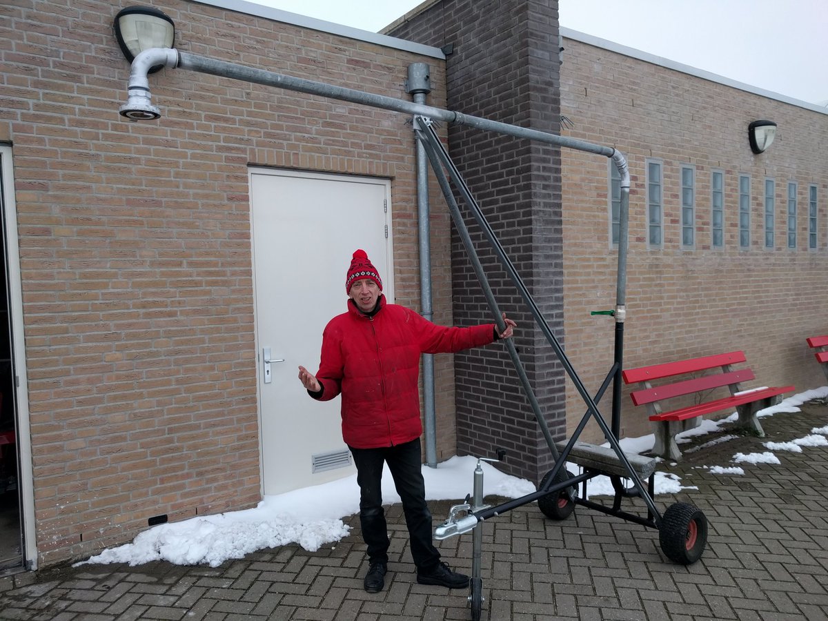 IJsbaan bij SSV Lek en Linge volop in gebruik! Dank aan vrijwilligers voor deze ijspret. Voorzitter Rini van Veen laat een gereedschap zien. Waarvoor gebruiken zij dit?