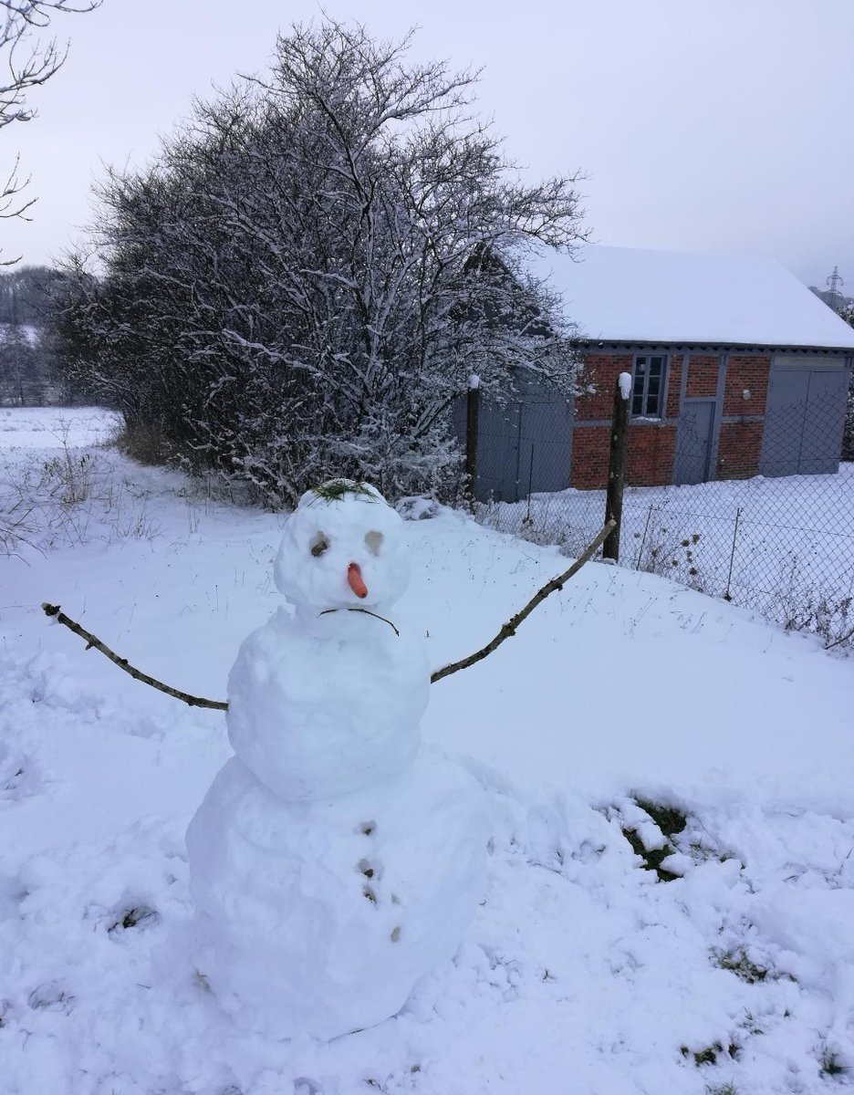 PoixTerron's tweet photo. Neige à Poix Terron et création hivernale https://t.co/CiWvSMndEw