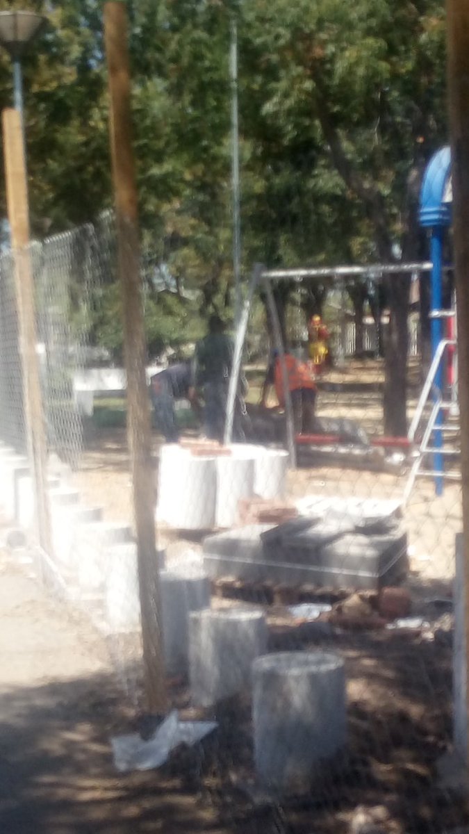 Cerrillando1980's tweet image. @luisalvarezz #ingecom @municerrillos  @AlcaldeAguirre  EXPLIQUEN COMO ARREGLAR LA PLAZA CON 10 POSTES DE ALUMBRADO Y 15 ASIENTOS DE CONCRETO DE VALOR APROX 500 MIL Y PONIENDOLE EN LOS VALORES. PUEDE COSTAR 58 millones? X 3 TRABAJADORES #YoTeFiscalizo #FelizMiércoles #Cerrillos