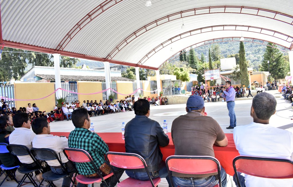 DanielGOaxaca's tweet photo. Para reafirmar nuestro compromiso con la educación, en el Municipio de San Francisco Logueche, #Miahuatlán #Oaxaca, inauguramos la cancha con techado de la escuela primaria bilingüe, "Lombardo Toledano", obra gestionada por el #CDEPO a través del #MNE.

#JuntosPorOaxaca https://t.co/bx5RbH9mYM