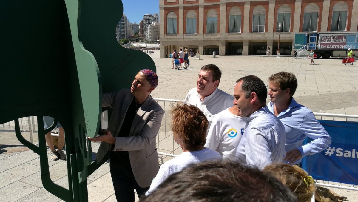 AlexCampbellOK's tweet photo. En #MarDelPlata con @sergiobergman @gmontenegro_ok @lucascrear @vilmabaragiola en la muestra del
Programa #ForestAR2030 tomando conciencia sobre el cambio climático y la problemática de desecho de plásticos en el océano. Se puede visitar en la Plazoleta Alte. Brown hasta el 4/2 https://t.co/ikOxwFf4yL