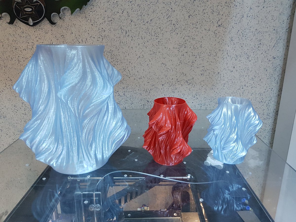 3dUgt's tweet photo. En cette soirée enneigé, voici nos test sur le "vase mode" de #cura en PETG bleu et rouge Alumine @sovb3d.
Pour nous, c'est validé 🤩
#impression3D #3dprinting @3_daddict https://t.co/ni80pu3Ykv