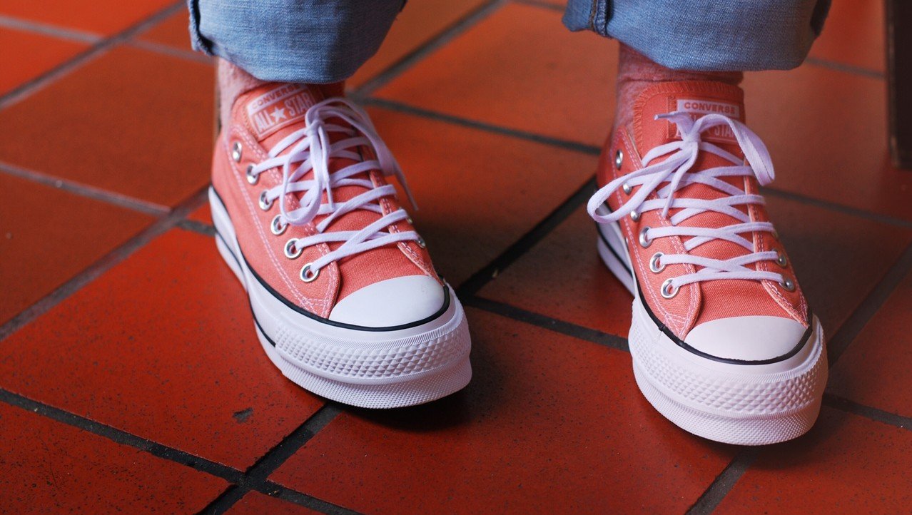 blæse hul ly Hassy Baggins Shoes on Twitter: "🍑￼ We're ready for lift off in the @Converse  Chuck Taylor Lift Low Tops in Peach Desert! Spring styles have arrived at  Baggins! Get yours now: ￼https://t.co/lwpQRI503I #bagginsshoes #