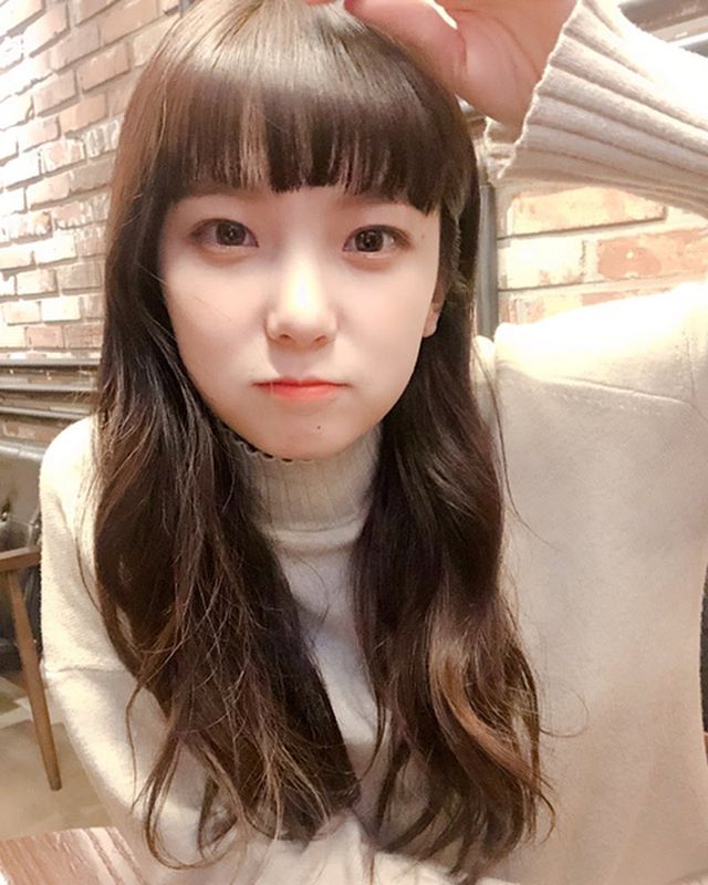CRYS7YLE's tweet photo. #CLC 🍓
체셔!! 앞머리짜른거 어떤가요?
저는 9년만에 짜른거라 
아직두많이 어색어색 합니다요 ㅎㅎㅎㅎ
우리 이제 만날날이 얼마남지않아서 요즘 하루하루가 참행복해요 !
나에게 항상 행복을 주는 체셔 ❤️
고마워요!! 우리 곧 봅시다 !! 아떨려!!! 너�� 좋아용!!!!!>_<헤헿 https://t.co/pw3jOtXfC1