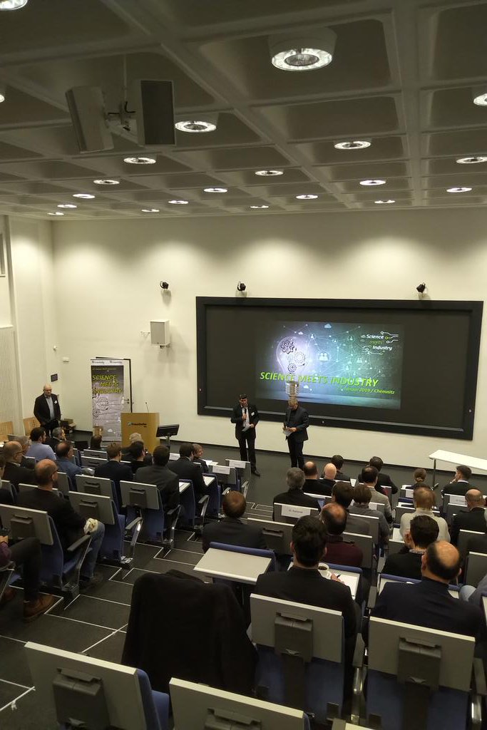 Prof. Stefan Schulz vom <a href="/Fraunhofer/">Fraunhofer-Gesellschaft</a> #ENAS eröffnet gerade #SciencemeetsIndustry im <a href="/Fraunhofer_IWU/">Fraunhofer IWU</a> in #Chemnitz. Mehr als 100 Teilnehmer freuen sich auf spannende Pitches zu aktuellen Entwicklungen in den Bereichen #Sensorik #SmartProduction #KI uvm