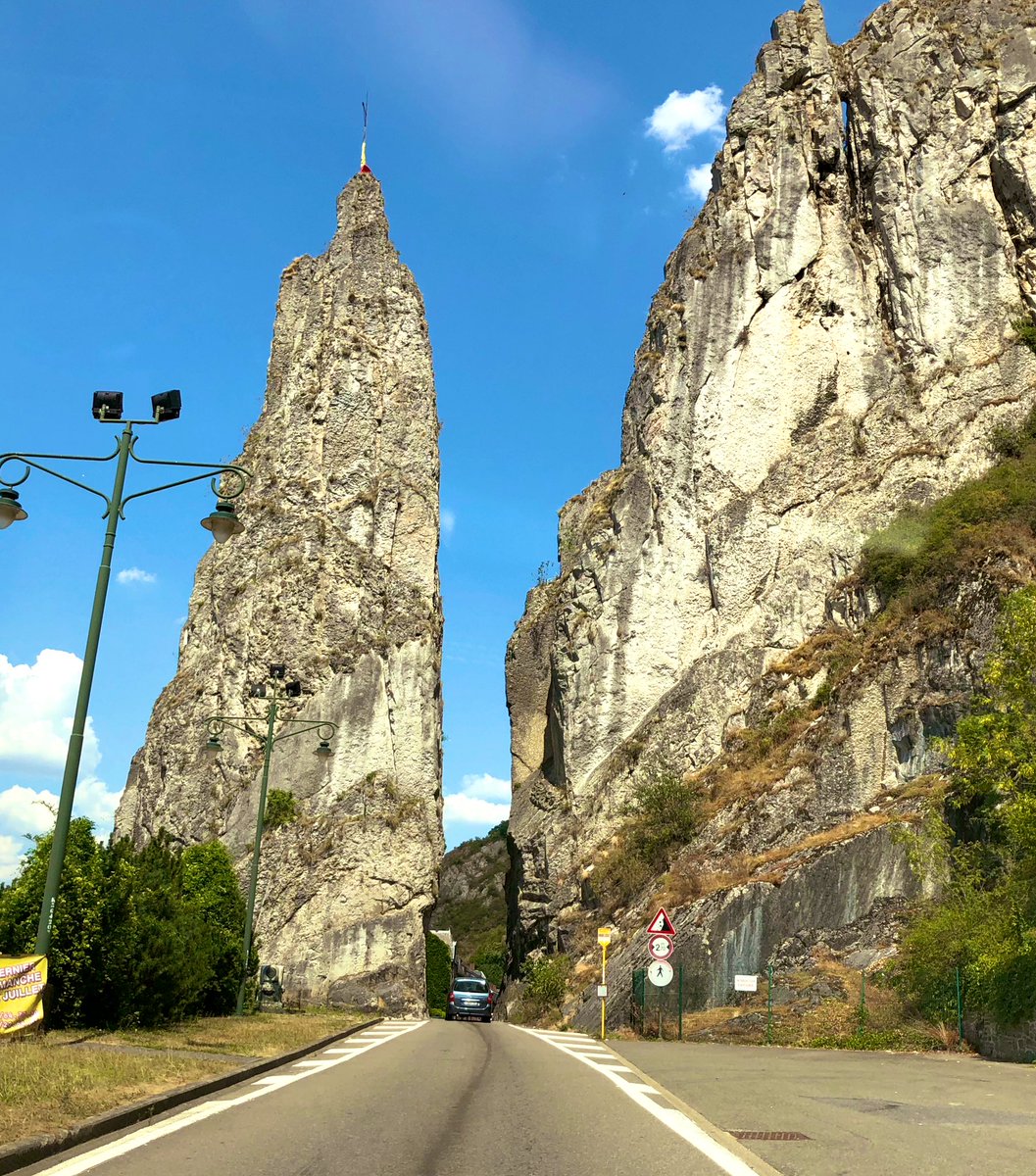 In mezzo a queste enormi rocce ci passo? 🚗 Spettacolare! 😆🇧🇪 #travelblogger #rocherbayard