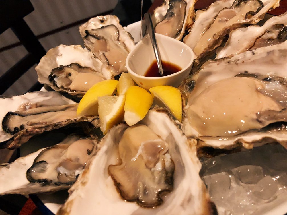 sasurai_gourmet's tweet photo. 渋谷にあるスパイラルでは新鮮なプリプリ生牡蠣を楽しめる！
産地、品種の異なる生牡蠣を食べ比べもできてそれぞれの違いを楽しめるのが特徴的。
ずっしり重みを感じる身の詰まり方にテンションMAX！
喉ごしの良さに感動を覚えた食事でした。 https://t.co/JwNNEsNYPo