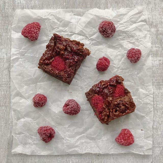 Only 2 brownies left for me to shoot from last night’s baking! Oops! 🙈🐷😋💚 Check in our story what I added to our healthy #paleobrownies #raspberry 🤗 bit.ly/2R82xqv
