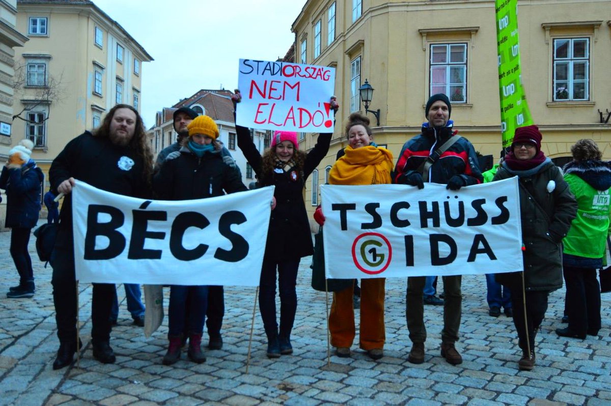 O1Gintl's tweet photo. This is how #O1G protesters roll. Just cross the border and help others. From #Vienna 🇦🇹 to #Sopron 🇭🇺 on the border in solidarity! #StopOrban #HungaryProtests #Orban=#Corruption=#Propaganda https://t.co/7T9drhpxMz