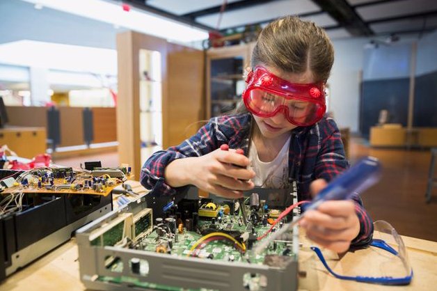 Comment réinventer le système scolaire et adapter l'éducation aux enjeux contemporains ? franceinter.fr/emissions/la-t…